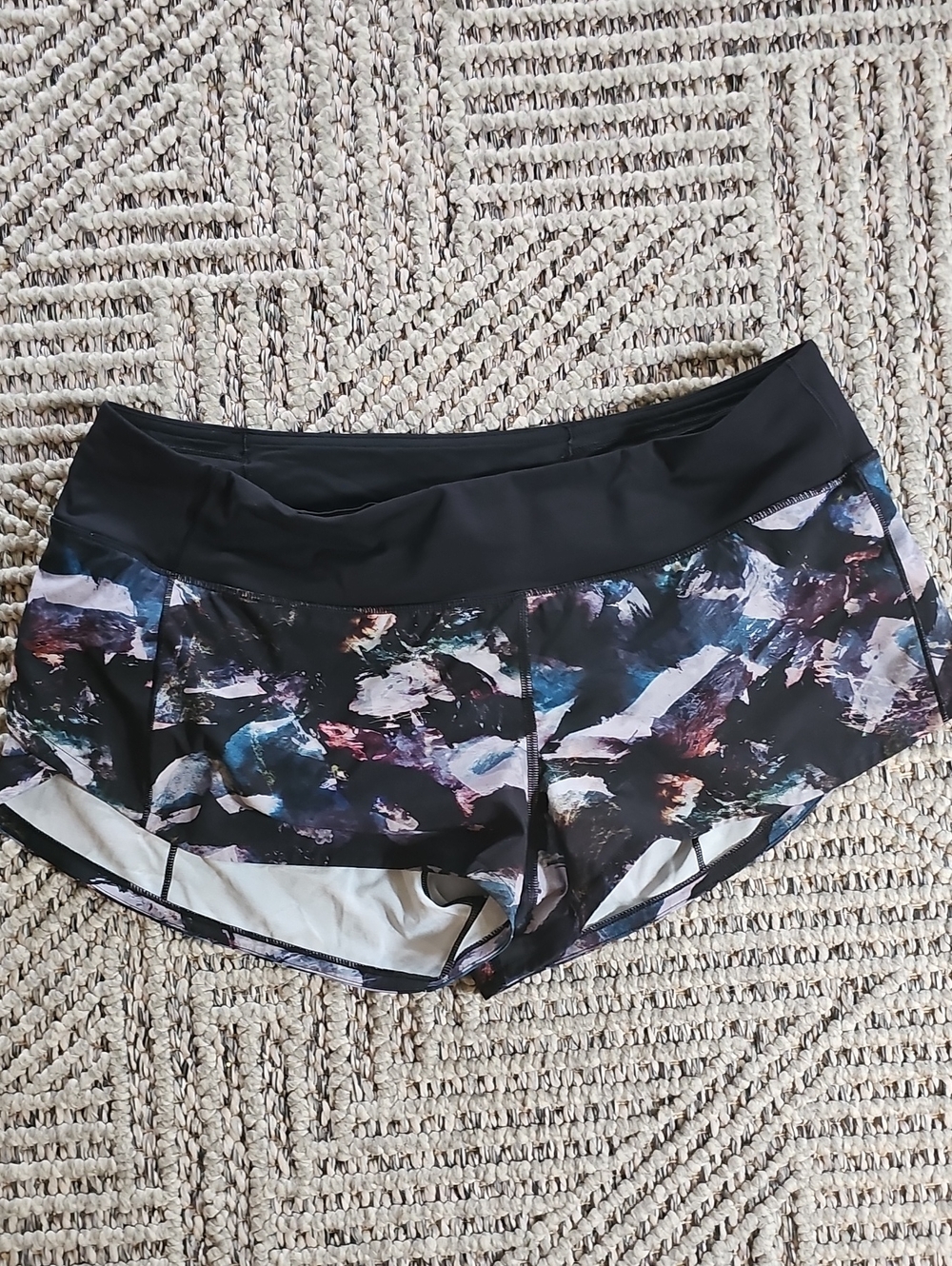 💜 lululemon athletica Black Abstract Multi-Color Athletic Shorts 💜
